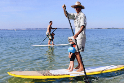 Paddle surf y los niños ¿ a qué edad empezar ? En cuanto un niño empieza a andar ya se puede poner de pie sobre una tabla de paddle surf y empezar a remar bajo la vigilancia de sus padres. Pero para que un niño pueda disfrutar sobre una tabla necesita tener